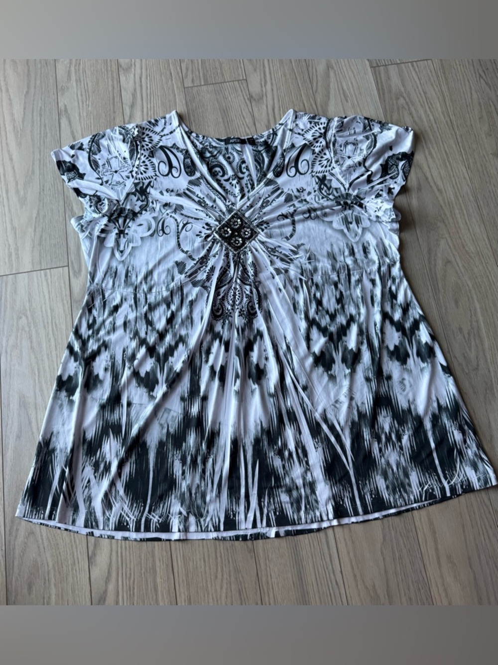 Apt. 9 Black & White Embellished V-Neck Short Sleeve Tunic